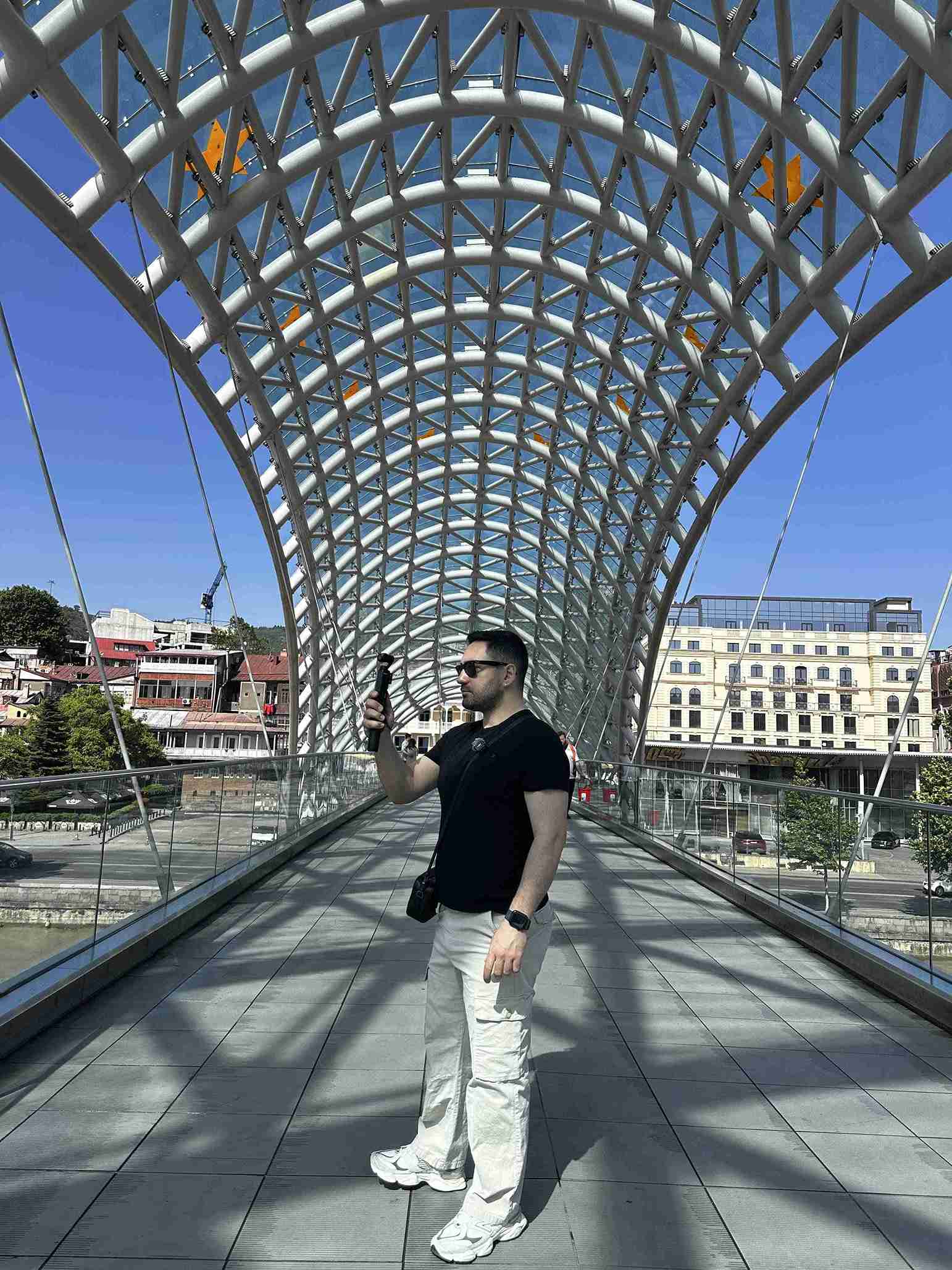 Tiflis Gezi Rehberi: 2 Günde Vizesiz Keşif, Lezzetler & Tarih (VLOG) Modern Mimarinin Simgesi Barış Köprüsü Tiflis