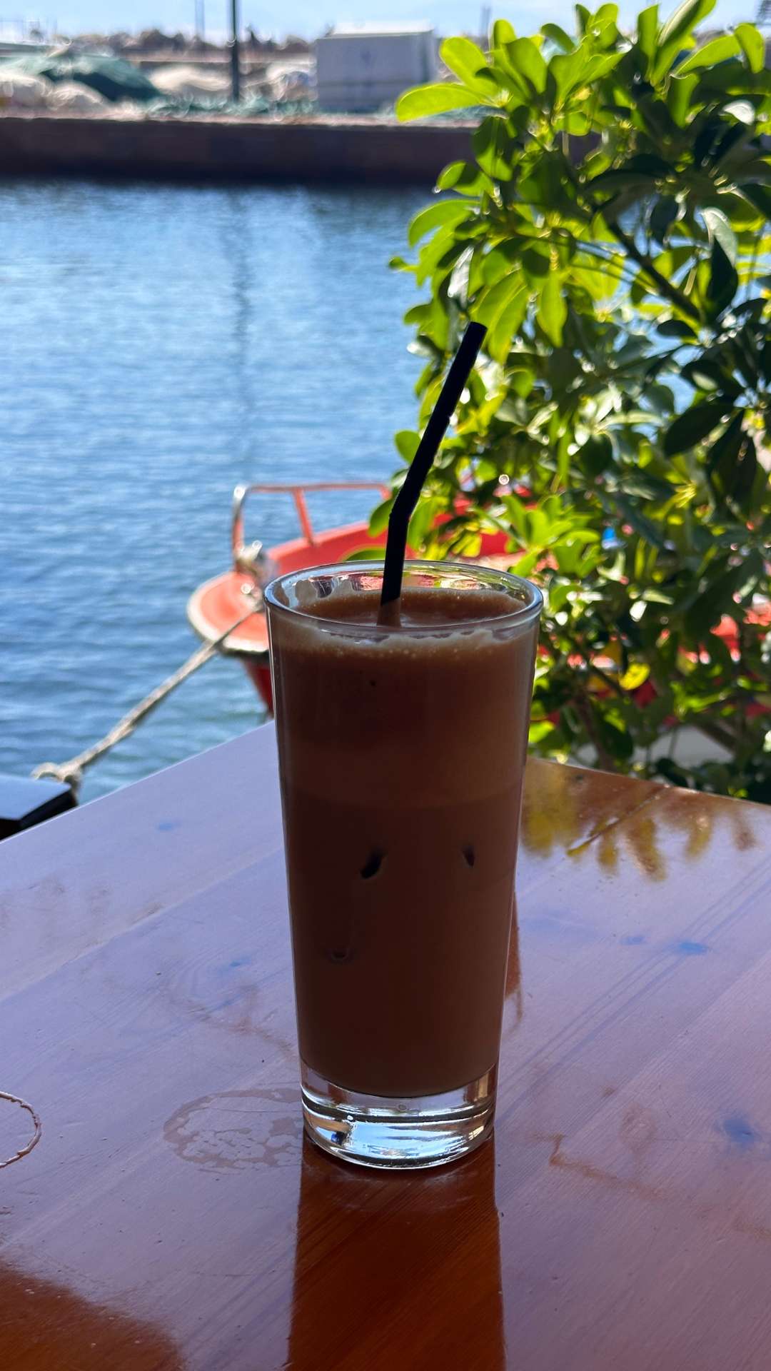 Midilli Gezi Rehberi: Molivos, Petra ve Lezzet Durakları (Günübirlik) Midilli Molivos'ta Frappe Keyfi
