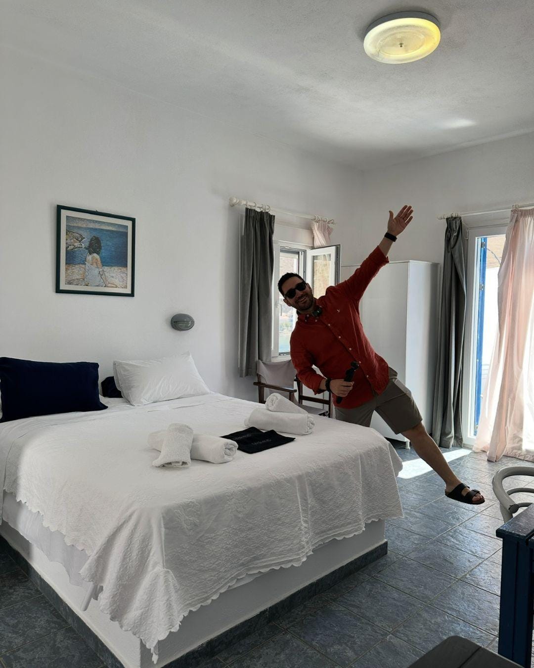 Kythnos VLOG ve Gezi Rehberi Kythnos gezimizde konakladığımız, Merichas limanındaki denize sıfır Martinos Studios'un görünümü