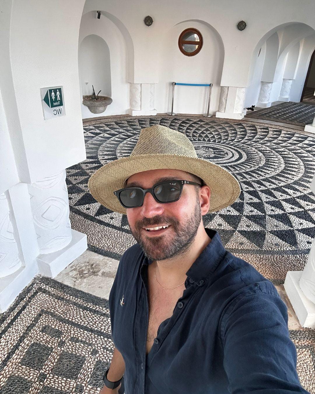 Rodos VLOG ve Gezi Rehberi Rodos'taki tarihi Kallithea Springs termal tesislerinin mozaikli avlusu ve kemerli yapısı