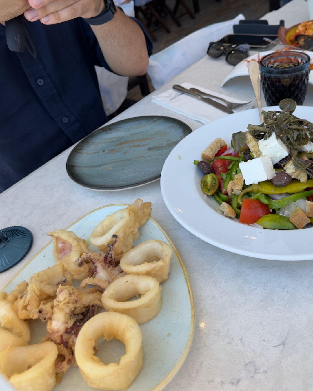 Rodos VLOG ve Gezi Rehberi Stegna'daki Kozas Restoran'da servis edilen taze deniz ürünleri tabağı
