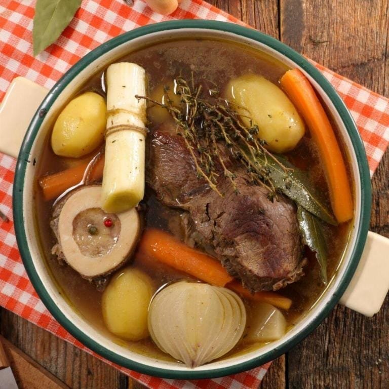 Et Suyu (Stok) Malzemeleri, Nasıl Yapılır? Et Suyu ile Broth Arasındaki Fark, Stock Hazırlanması, Türleri, Besin Değeler, Et Suyu (Stok) Nedir? Et Suyu, Stok, Broth, Bone Broth, Et Suyu tarifi, stok hazırlama, et suyu nasıl yapılır, beef broth, chicken broth, ilikli kemik suyu, et suyu çorbası, et suyu ile yapılan yemekler, doğal et suyu, ev yapımı bulyon, et suyu faydaları, et suyu saklama.