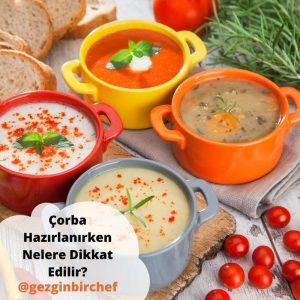 Sıcak bir çorbanın kaseye servis edilişi ve üzerine garnitür eklenmesi