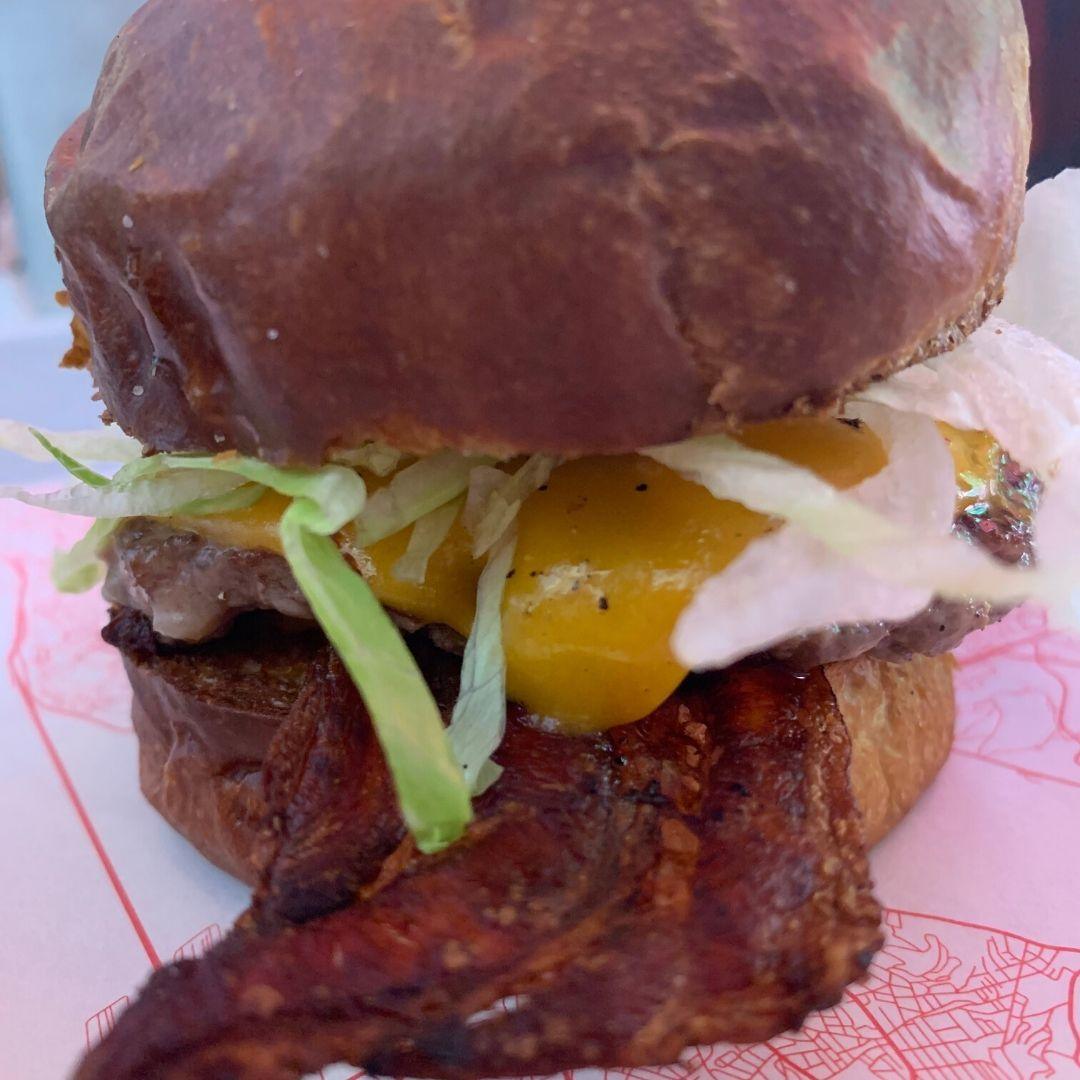 Zula Hamburger'in domuz baconlı Edizione burgeri, Harbiye