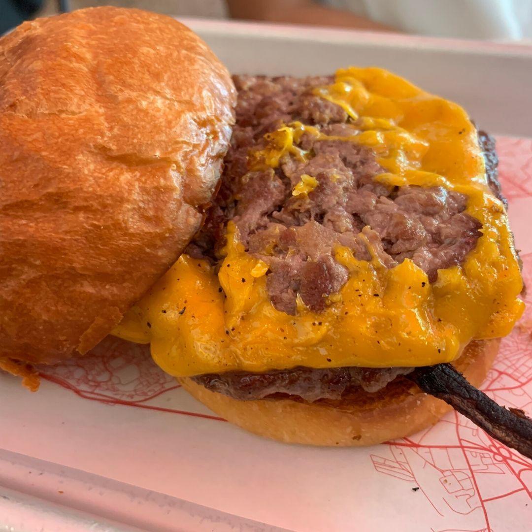 Zula Hamburger'de burger tabağı ve eşlikçileri, Harbiye şubesi