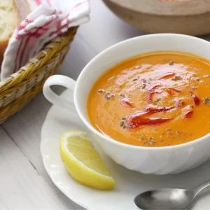Adaçaylı mercimek çorbası: kırmızı mercimekli, adaçaylı sıcak çorba