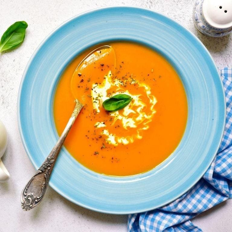 Buharı üstünde tüten, portakal suyunun rengiyle parlayan Ayva Çorbası; içine havuç, ayva ve patates katılmış, sıcak kaselerde sunulmuş iç ısıtan bir kış lezzeti.