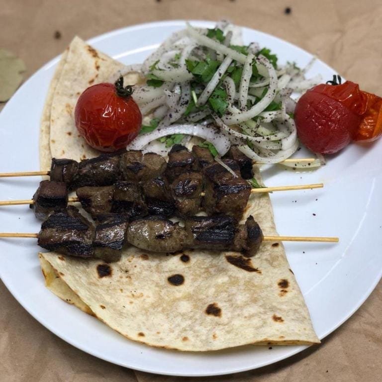 Ciğer Şiş Tarifi & Kebap Tarifleri, ciğer şiş, ciğer kebabı, kuzu ciğer şiş tarifi, mangalda ciğer kebabı, ev yapımı ciğer şiş, şişte kuzu ciğeri, kuyruk yağlı kebap, sakatat yemeği, sumaklı soğanlı ciğer dürüm, közlenmiş biber, Türk kebabı, Gaziantep mutfağı.