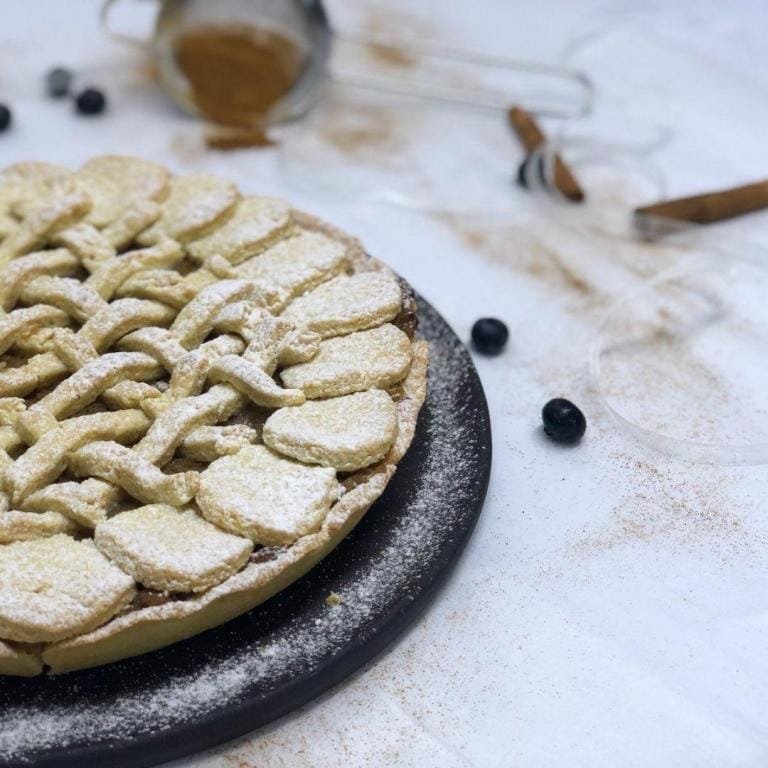 Altın sarısı, çıtır ve pul pul kabuklu hamurun altında, tarçın kokulu, hafif karamelize olmuş doğal elma dilimleriyle dolu, içi yumuşacık ve kıvamlı, sıcacık ev yapımı elmalı turta.