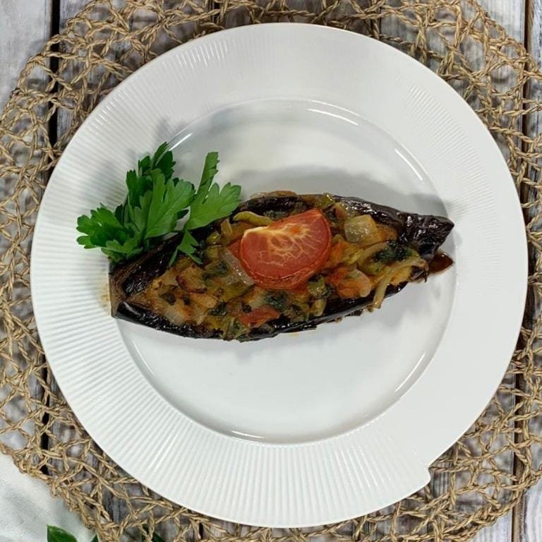 Fırında nar gibi kızaran imam bayıldı; zeytinyağında pişmiş, domatesle taçlandırılmış nefis patlıcan lezzetiyle sofraları şenlendiren bir şaheser