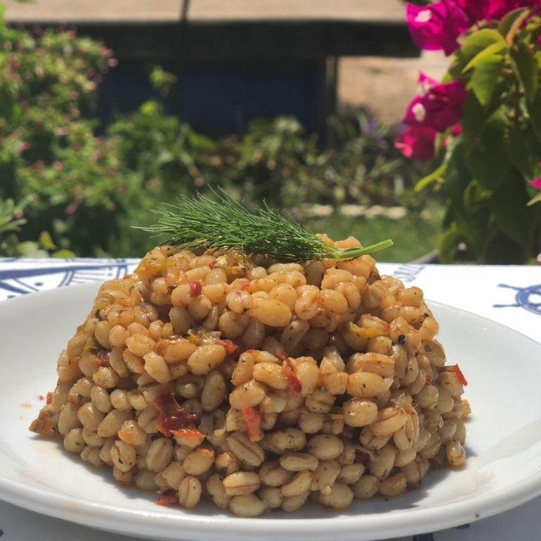 İri taneli Duru bulgurla hazırlanmış, tereyağıyla parlayan domatesli ve biberli iri taneli bulgur pilavı sunumu