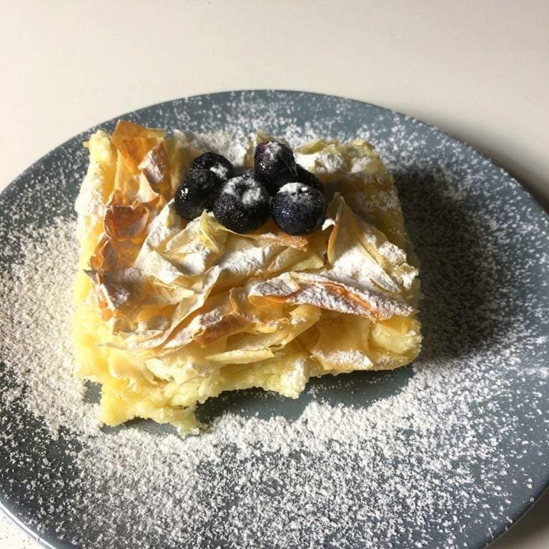 Üzeri taze nane yaprakları ve limon kabuğu rendesiyle süslenmiş, pürüzsüz kıvamlı ferahlatıcı limonlu süt tatlısı, kaselerde sunulan hafif ve doğal bir lezzet.