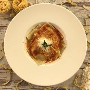 Mantarlı ravioli: kremalı mantar dolgulu ev yapımı İtalyan makarna
