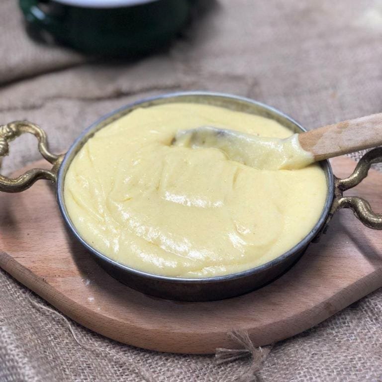 Ev yapımı peynirli poğaça kalori: Dışı nar gibi kızarmış, içi puf puf yumuşacık kıvamdaki hamuruyla sarmalanmış, bolca doğal lor peyniri ve taze dereotu içeren, sıcak buharı tüten, ağızda eriyen iştah açıcı peynirli poğaçalar.