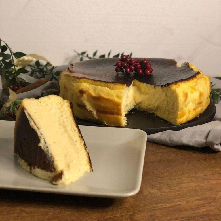 San Sebastian Cheesecake Tarifi: Üzeri karamelize olmuş yanık dokusu ve akışkan kremsi iç kıvamıyla, pürüzsüz ve iştah açıcı bir dilim San Sebastian cheesecake.