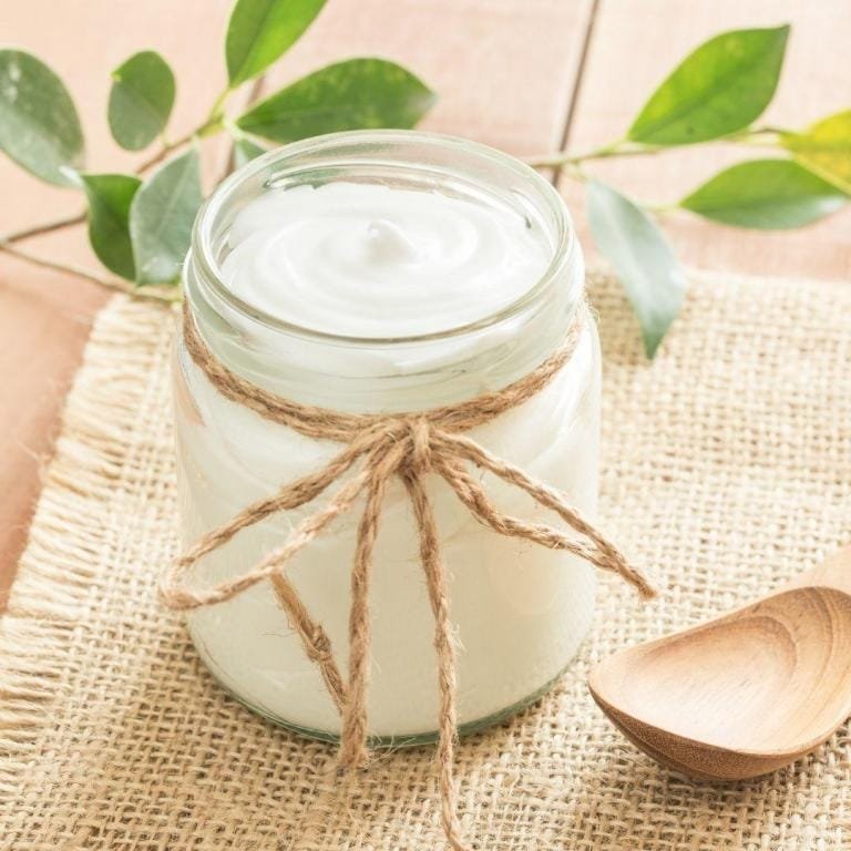 Evde hazırlanmış, taş gibi tutmuş, pürüzsüz dokulu ev yapımı yoğurt; sade kaselerde sunulan, doğal ve katkısız görünümlü sağlıklı fermente süt ürünü