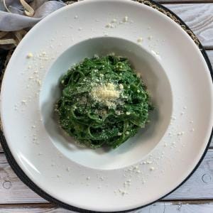 Ispanaklı makarna: kremalı ıspanak soslu yeşil tagliatelle