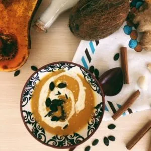 Vegan balkabağı çorbası: hindistan cevizi sütlü, zencefilli kremsi çorba