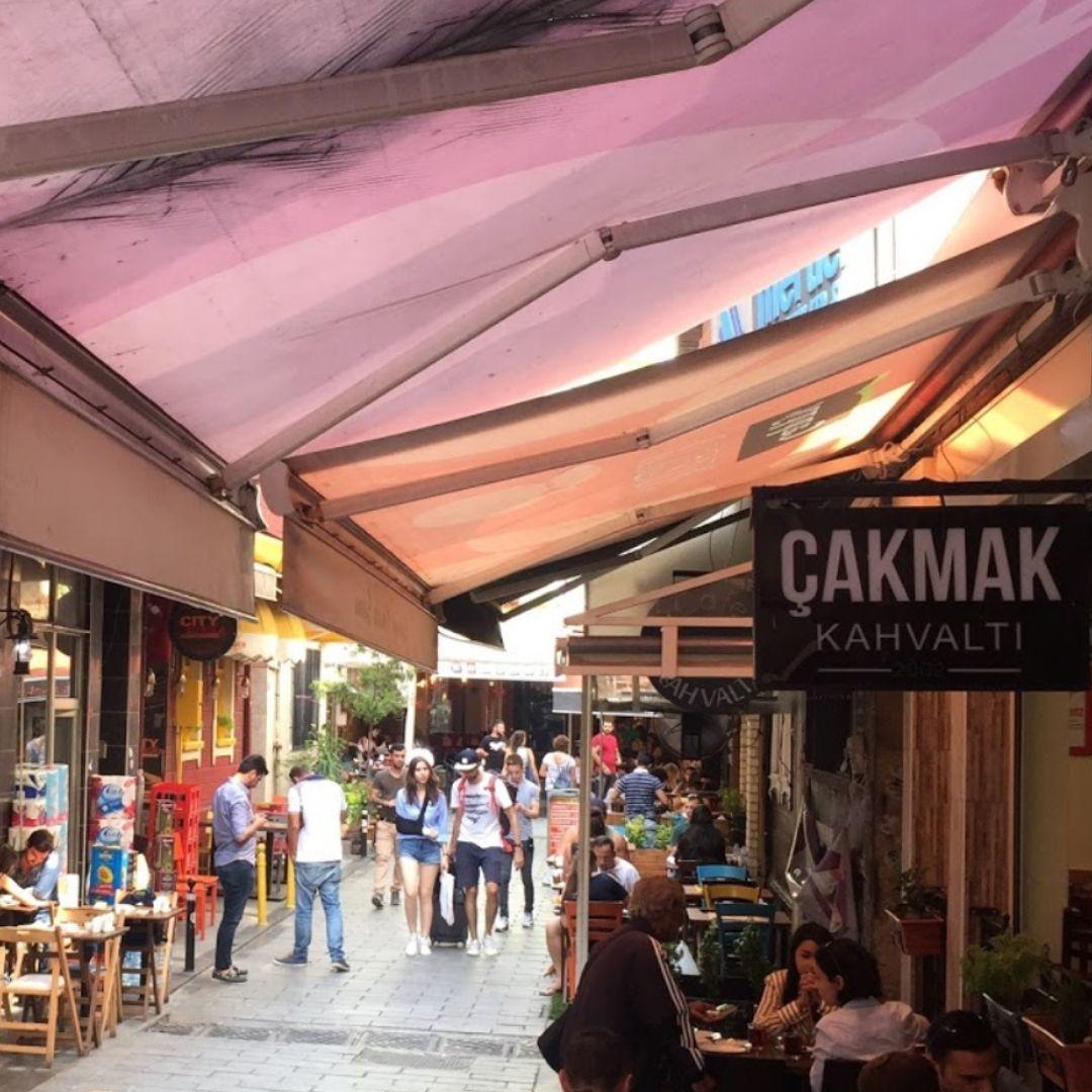 Çakmak Kahvaltı Salonu Beşiktaş: Menü, Saatler (2026) Çakmak Kahvaltı Salonu dış cephe, Beşiktaş Kahvaltıcılar Sokağı (Çelebi Oğlu Sokak)