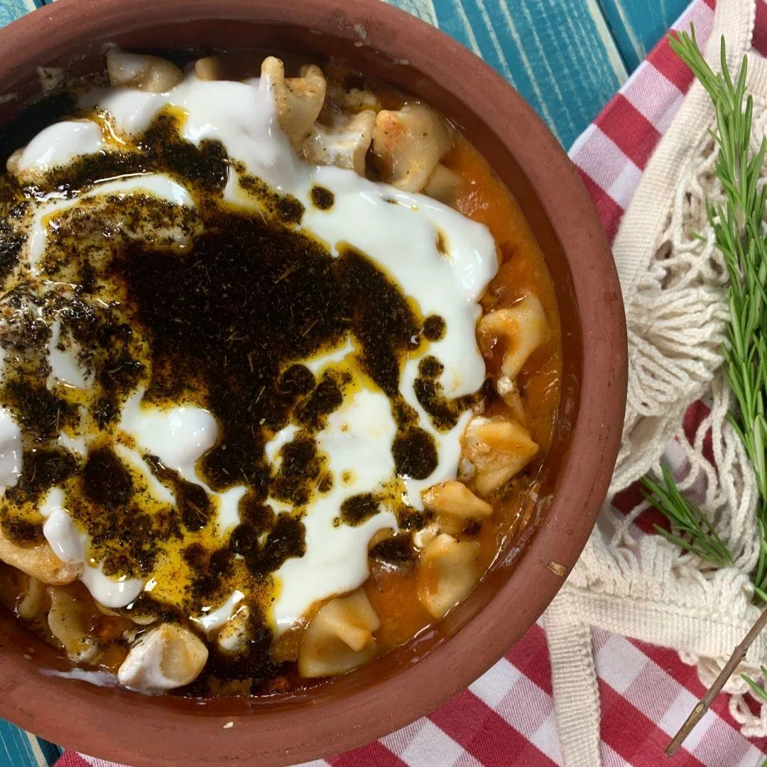 Domatesli mantı: domates soslu, sarımsaklı yoğurtlu mantı