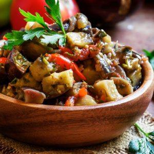 Fırında patlıcan: patlıcan, patates, biber ve domatesli sebzeli fırın yemeği