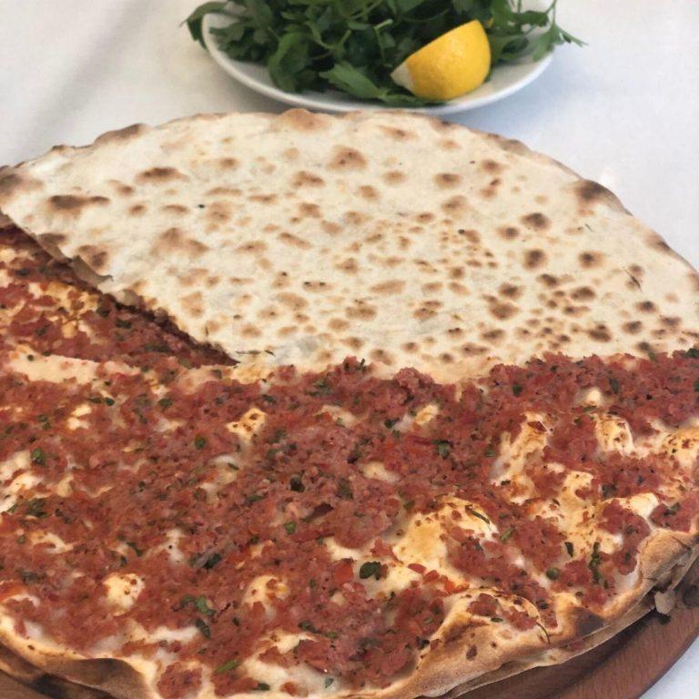 Forno Balat'ın taş fırın lahmacunu: çıtır hamur ve bol kıymalı harç