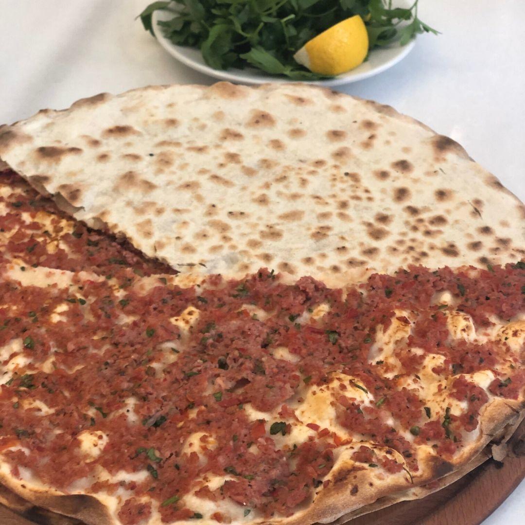 Forno Balat'ın taş fırın lahmacunu: çıtır hamur ve bol kıymalı harç