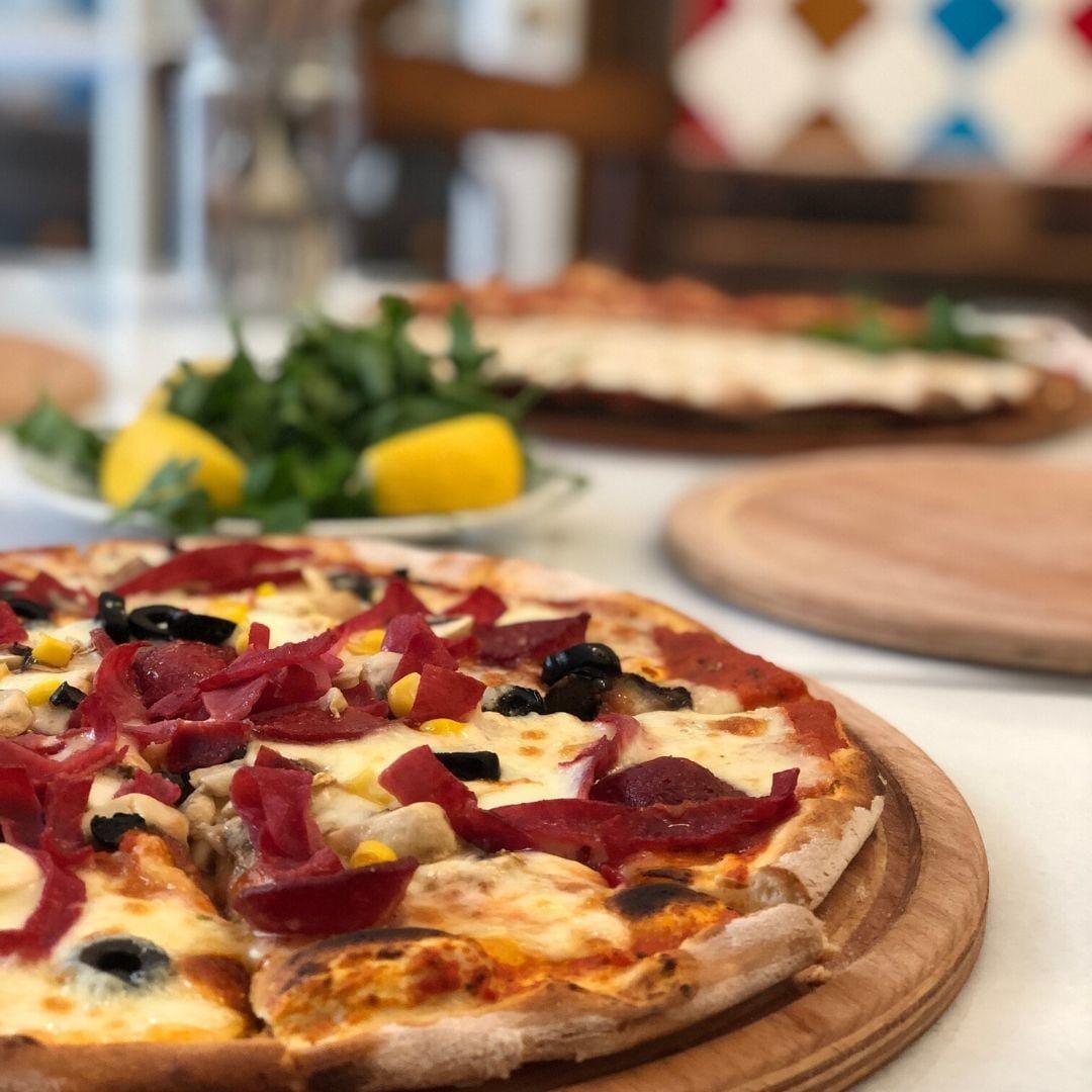 Forno Balat'ta taş fırın pizza: kaliteli peynirli, porcini mantarlı seçenekler