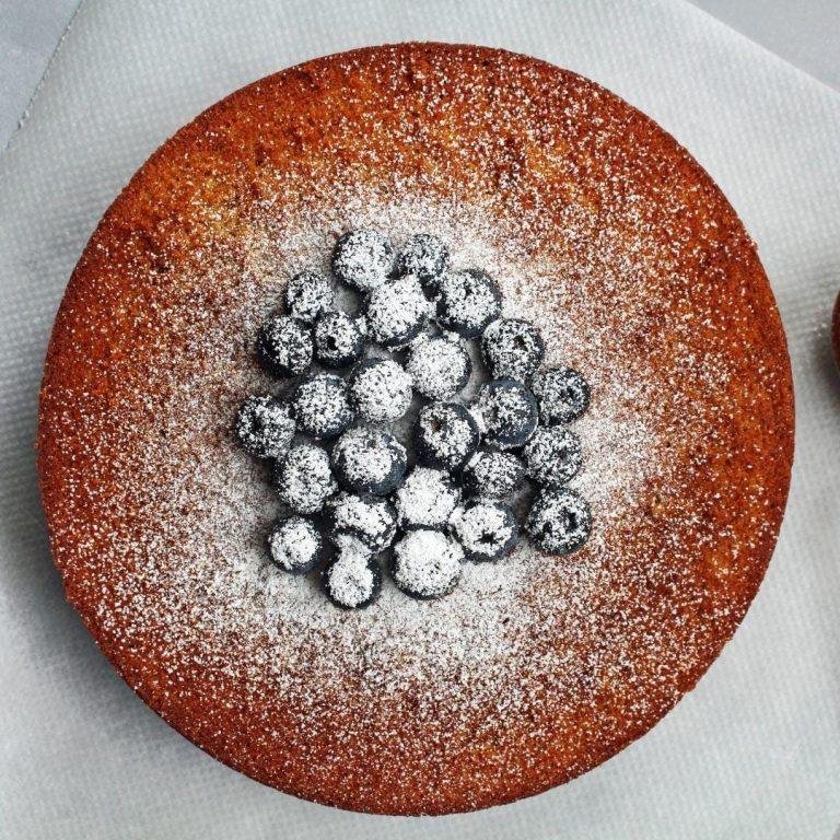 Kakaolu Pandispanya Tarifi: Yoğun kakaolu rengi, puf puf kabarmış ve sünger gibi yumuşacık kıvamıyla pastalarınızın temelini oluşturan doğal ev yapımı pandispanya keki.