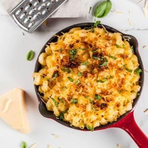 Mac and cheese: cheddarlı, fırında üzeri kızarmış peynirli makarna