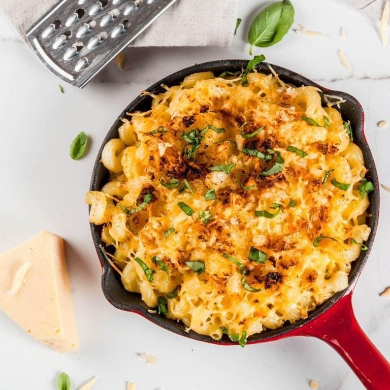 Mac & Cheese Tarifi & makarna tarifleri - Üzeri nar gibi kızarmış, bol peynirli ve kremalı ev yapımı fırında Mac and Cheese tarifi.