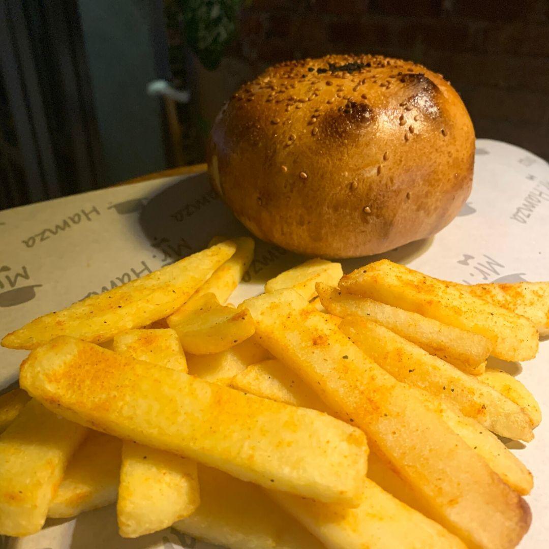 Mr. Hamza'nın Cowboy Hamza kapalı hamburgeri: ince hamur ve akışkan cheddar