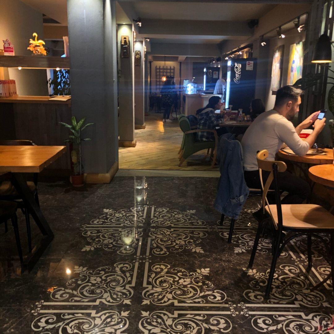 Mr. Hamza Plus iç mekân: cafe havasında, prizli masalar, Nişantaşı