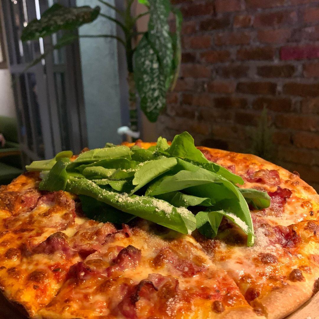 Mr. Hamza Plus'ın kaburgalı pizzası: roka ve parmesan dokunuşuyla
