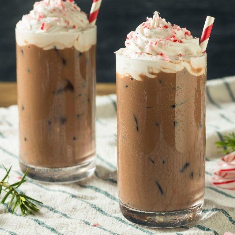 Nutellalı soğuk kahve bardağa dökülmüş, üzerinde krema ile süslenmiş, yaz sıcağında serinlik vadeden enfes kahve keyfi