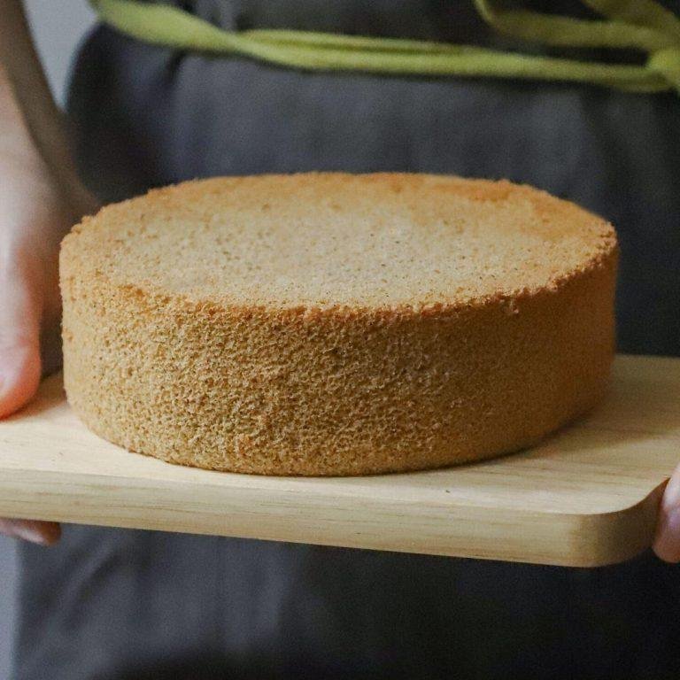 Pandispanya Tarifi: Puf puf kabarmış, altın sarısı rengi ve yumuşacık süngerimsi kıvamıyla, doğal malzemelerle hazırlanan, pastaların vazgeçilmezi ev yapımı pandispanya keki.