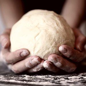 Pizza hamuru: mayalı, açılmış çıtır ince pizza tabanı