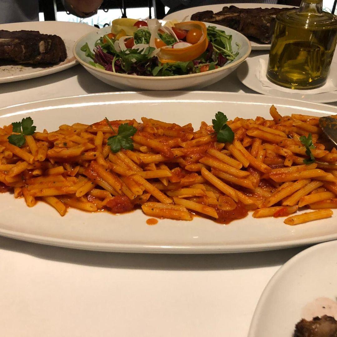 Budapeşte'de Ne Yenir? Trattoria Pomo D'Oro Rehberi Pomo D'Oro'nun arrabbiata soslu penne makarnası: al dente ve dengeli acı