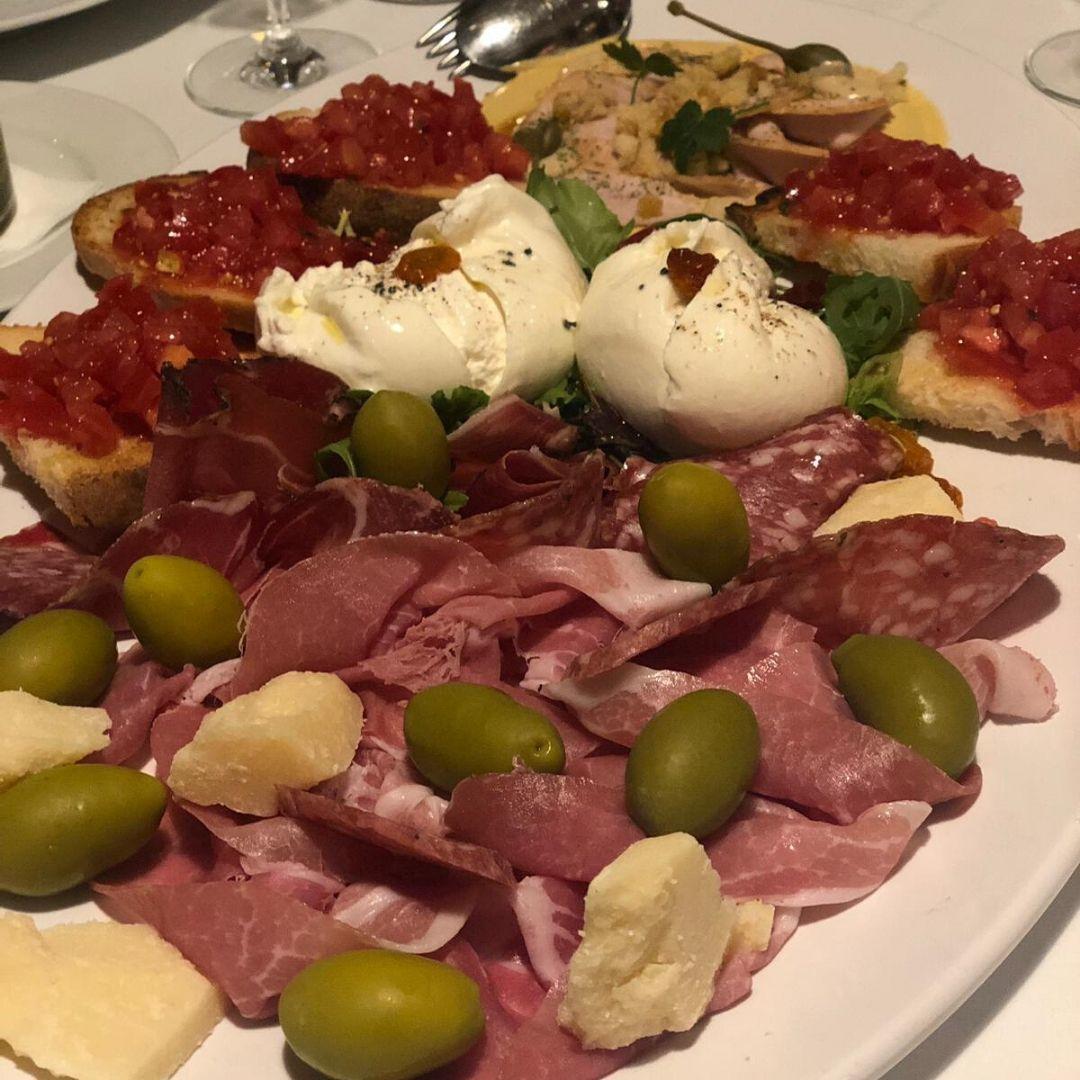 Budapeşte'de Ne Yenir? Trattoria Pomo D'Oro Rehberi Pomo D'Oro başlangıç tabağı: burrata, bruschetta ve İtalyan şarküterisi