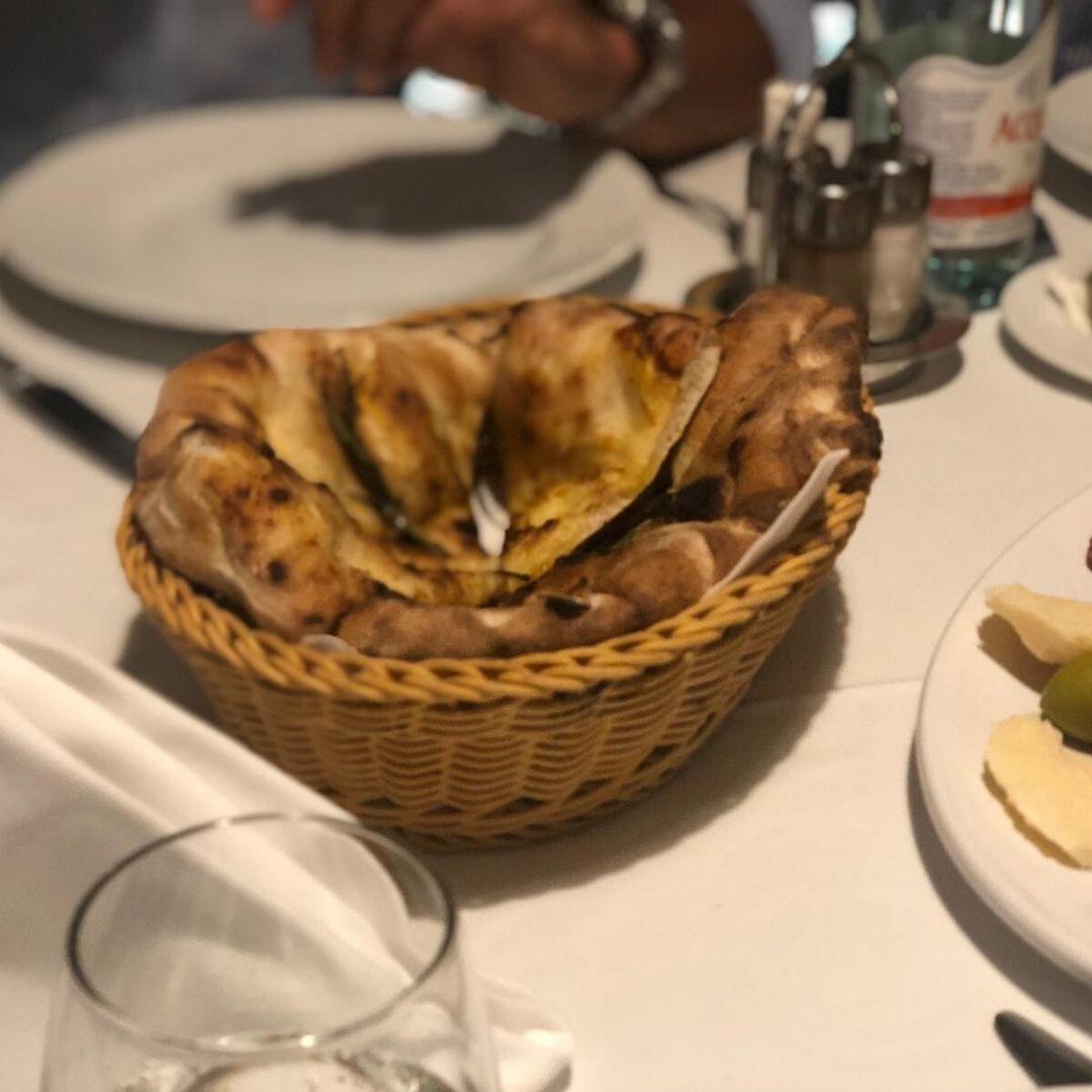 Budapeşte'de Ne Yenir? Trattoria Pomo D'Oro Rehberi Pomo D'Oro'da fırından çıkan ekmek sepeti ve zeytinyağı ikramı