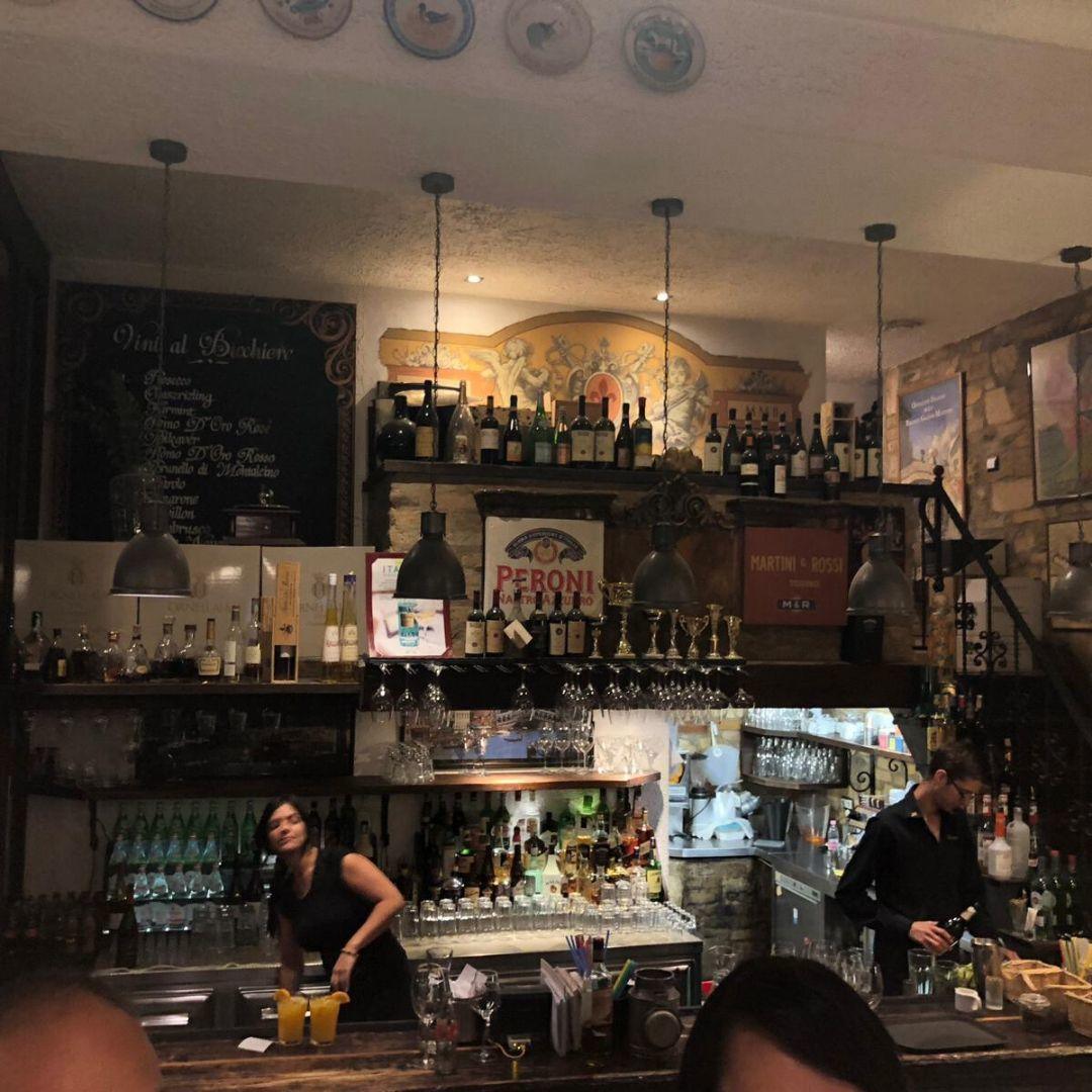 Budapeşte'de Ne Yenir? Trattoria Pomo D'Oro Rehberi Trattoria Pomo D'Oro iç mekân: canlı ve sıcak trattoria atmosferi