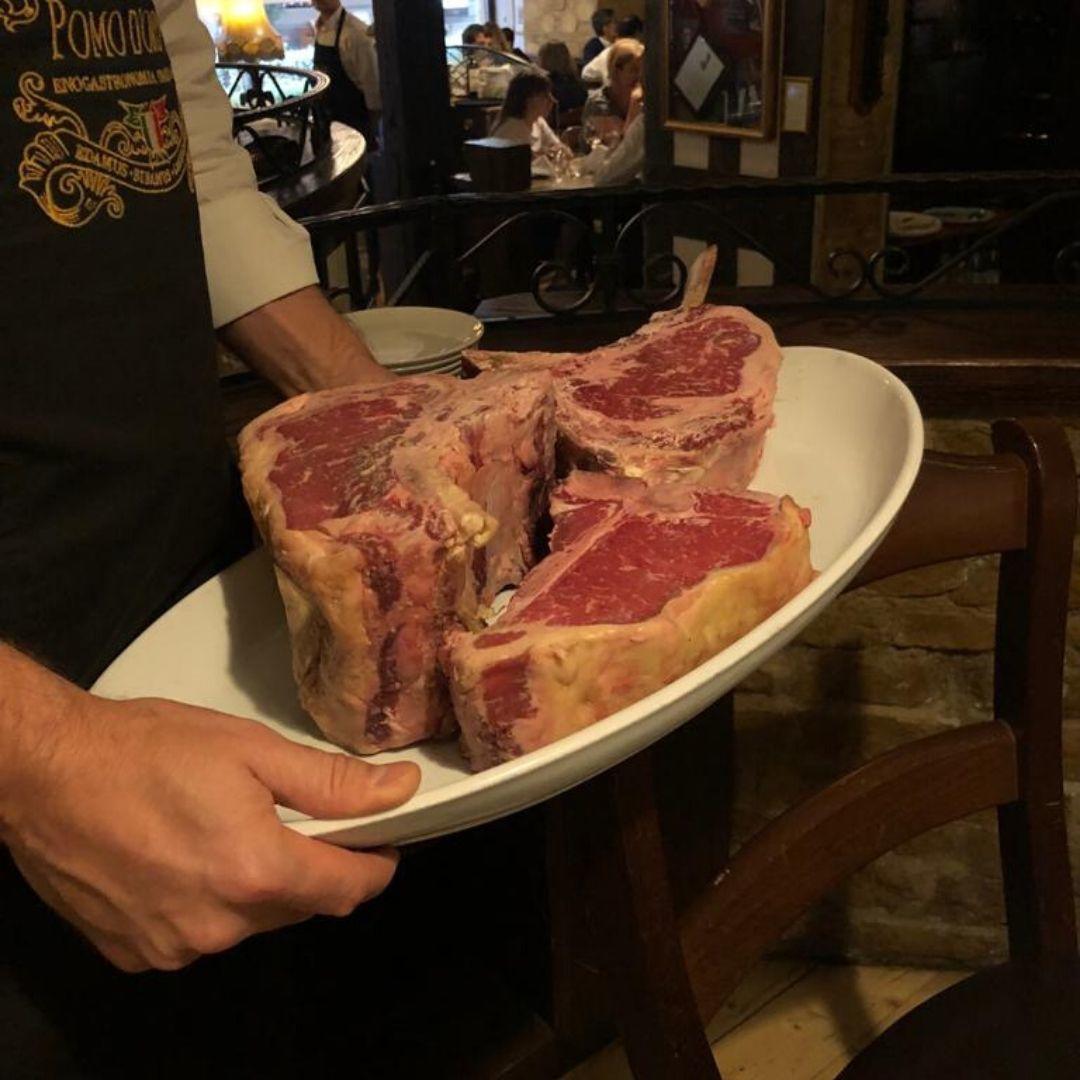Budapeşte'de Ne Yenir? Trattoria Pomo D'Oro Rehberi Pomo D'Oro'da pişirilmeden önce masada sunulan dry-aged kuru dinlendirilmiş et