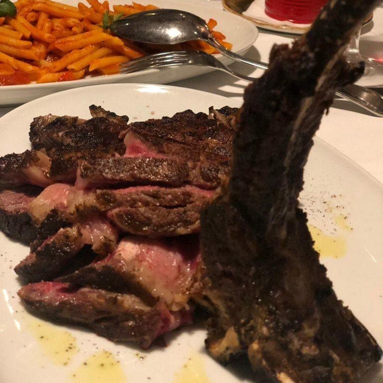 Pomo D'Oro'da dry-aged steak servisi, Budapeşte