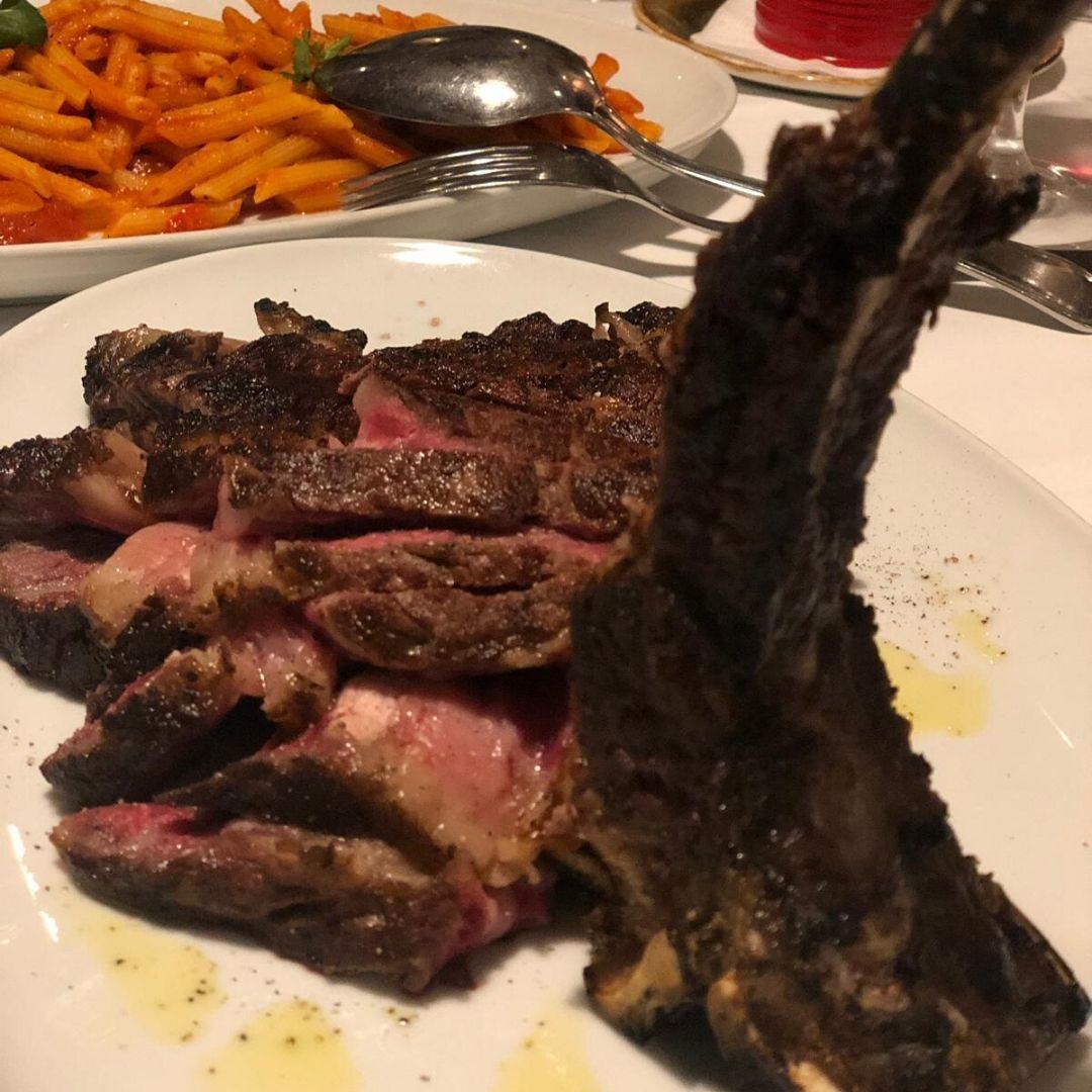 Budapeşte'de Ne Yenir? Trattoria Pomo D'Oro Rehberi Pomo D'Oro'da dry-aged steak servisi, Budapeşte