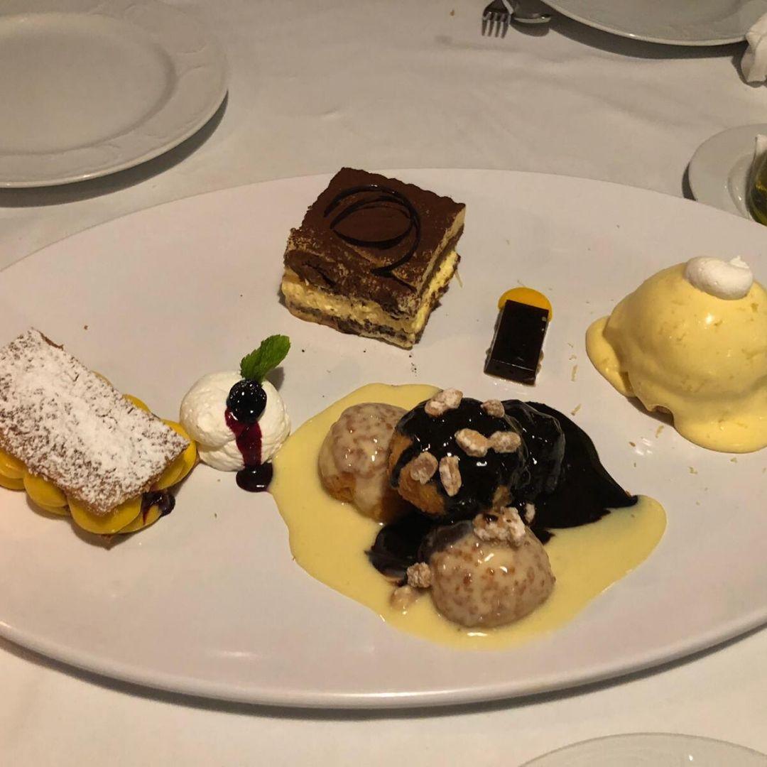 Budapeşte'de Ne Yenir? Trattoria Pomo D'Oro Rehberi Pomo D'Oro tatlı tabağı: tiramisu, profiterol ve limonlu milföy