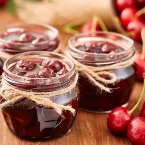 Vişne reçeli: koyu kırmızı, kıvamlı ev yapımı vişne reçeli