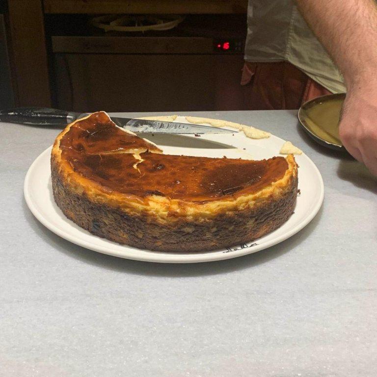 Viyana Kahvesi'nin çikolata soslu San Sebastian cheesecake'i