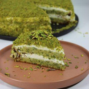 Ispanaklı pasta: yeşil ıspanaklı pandispanya, kremalı, antep fıstıklı pasta