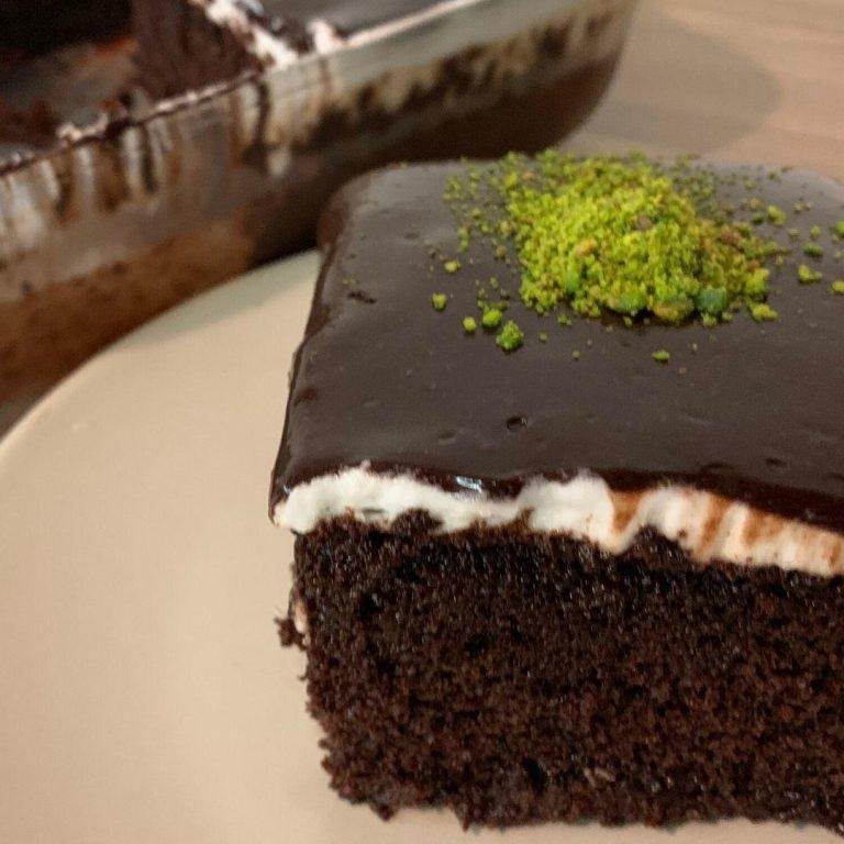 Nemli ve yoğun kakaolu kek katmanı üzerinde, bulut gibi hafif ve pürüzsüz krem şanti tabakası; en üstte ise kenarlarından iştah açıcı şekilde usulca süzülen, parlak ve akışkan çikolata sosuyla, her dilimde mükemmel kıvam ve doğal lezzeti buluşturan Ağlayan Pasta.