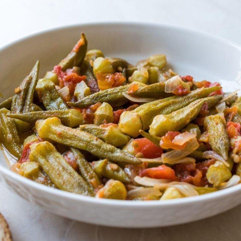 Bamya Yemeği Tarifi & vegan tarifler - Bir kasede, domates soslu, lokum gibi pişmiş etsiz bamya yemeği.